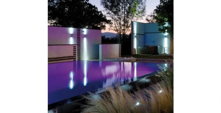 CARRÉ BLEU, le constructeur de piscines et de spas revisite vos soirées d'été