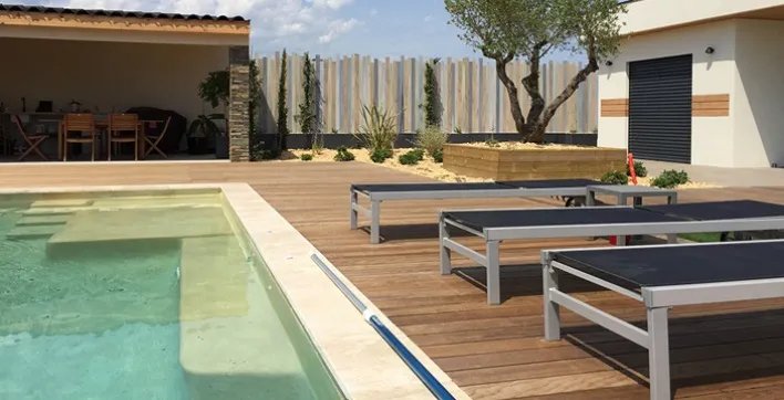 Optez pour une palissade de la Clôture Française pour profiter de votre piscine en toute intimité.