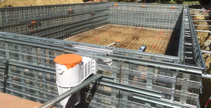 Construction piscine : Les deux options de coffrage en acier galvanisé