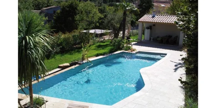 L'eau de ma piscine a quelques années maintenant, faut-il la changer ?