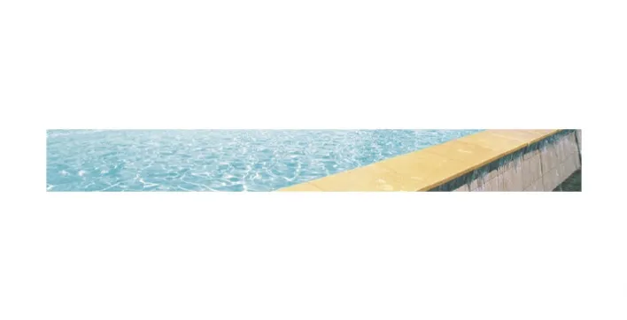 Quel est l'impact de la filtration sur la consommation d'eau d'une piscine ?