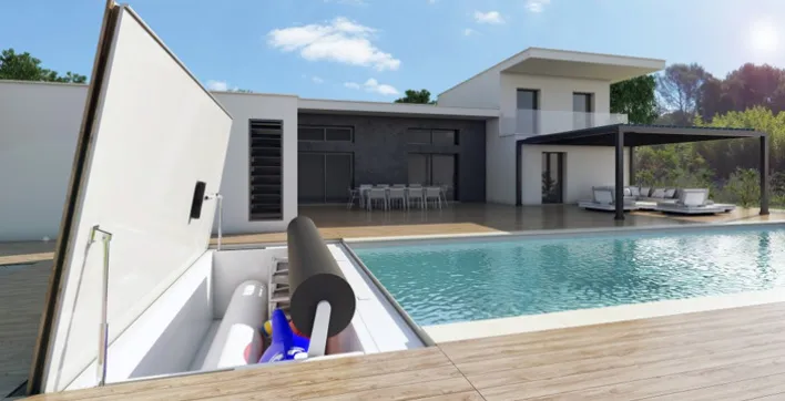 Un coffre de rangement pour les accessoires et le volet de la piscine