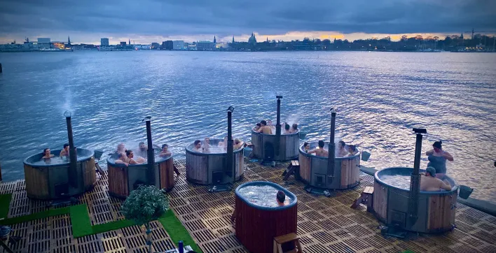 Insolite : Au Danemark, les habitants pratiquent le spa en plein air…même l’hiver !