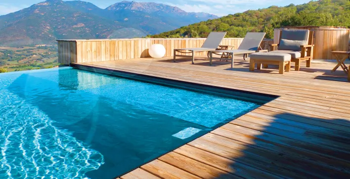 Sécurité piscine : La couverture immergée qui se transforme en banquette