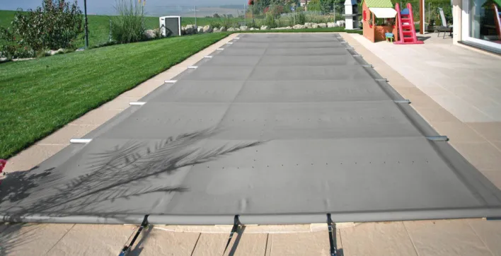 La couverture de sécurité pour piscine à petit prix et facile à installer