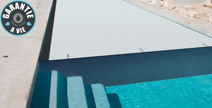 La couverture de piscine avec moteur à eau.