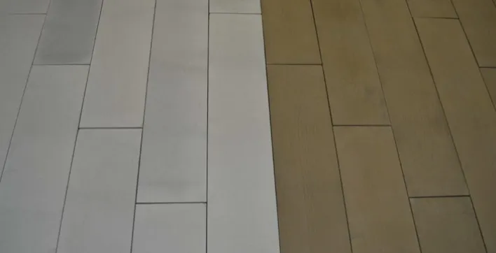 La pierre reconstituée effet bois pour border votre piscine.