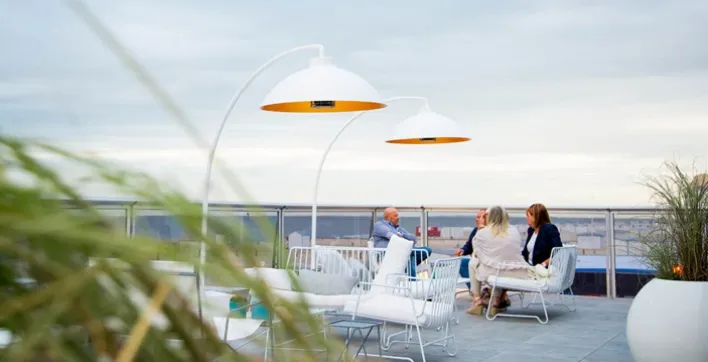Une lampe chauffante design pour votre terrasse