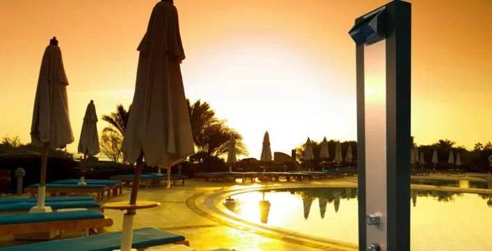 Une douche solaire design près de votre piscine.
