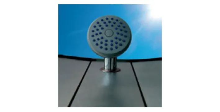 Des douches solaires design pour une terrasse de piscine très classe
