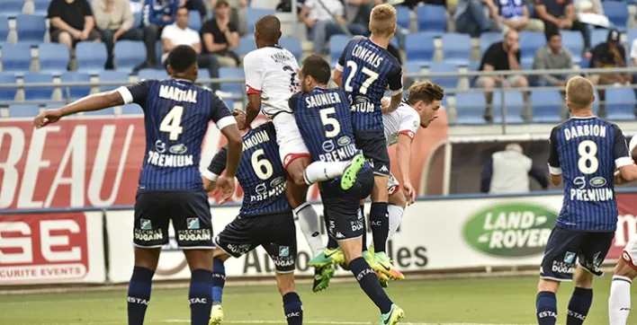 PISCINES DUGAIN sponsor de l’ESTAC pour la saison 2016-2017