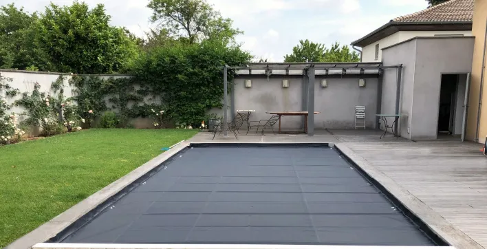 Equipement piscine : Avec Protect One, protégez aussi la couverture automatique de votre bassin !