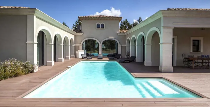 Piscines à personnaliser jusqu’à ses escaliers avec PISCINES Magiline