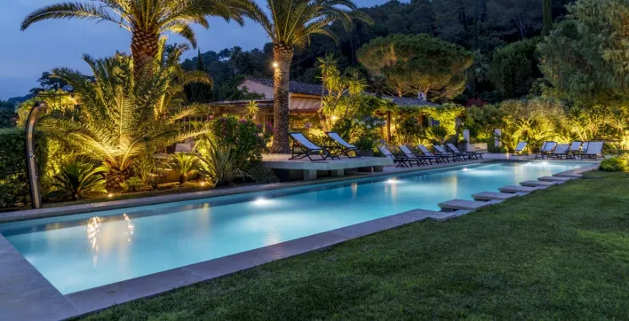 Belles piscines : Découvrez les plus beaux modèles de bassins illuminés récompensés en Europe