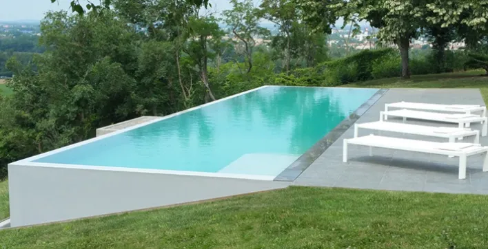Zoom sur la piscine à débordement d’Everblue.