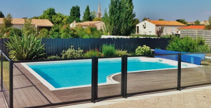De nouvelles barrières de sécurité piscine chez EVERBLUE