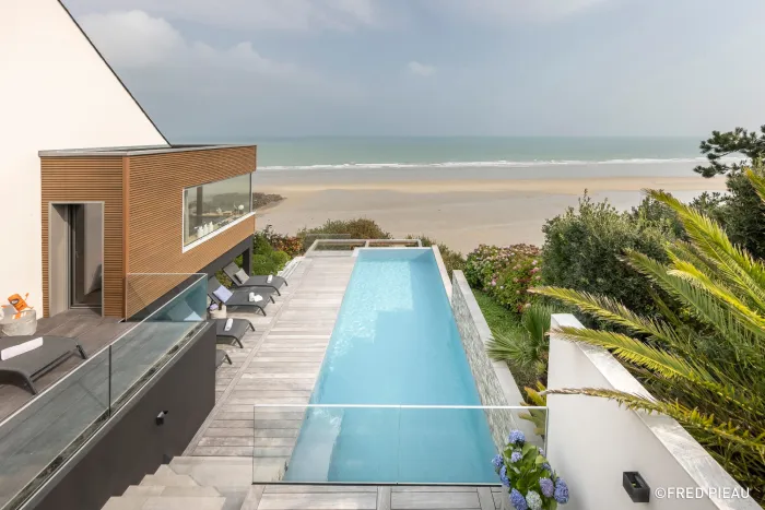 Le trophée d'or 2025 de la catégorie piscine familiale de forme angulaire de moins de 40 m²