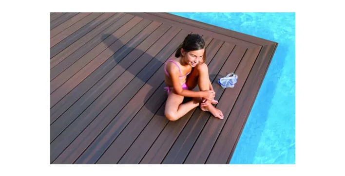 De belles lames de terrasses en bois composite pour entourer votre piscine