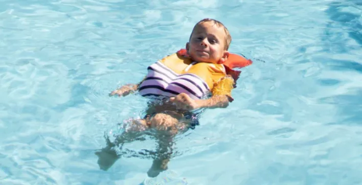Un tee-shirt anti-noyade pour protéger les enfants autour des piscines