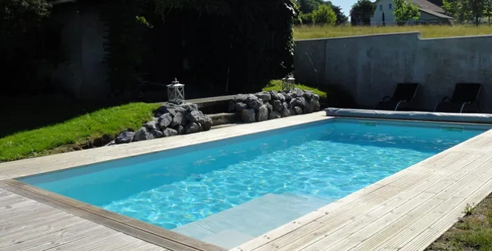 Auron, la petite piscine très contemporaine