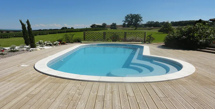 Une piscine coque polyester entre détente et élégance