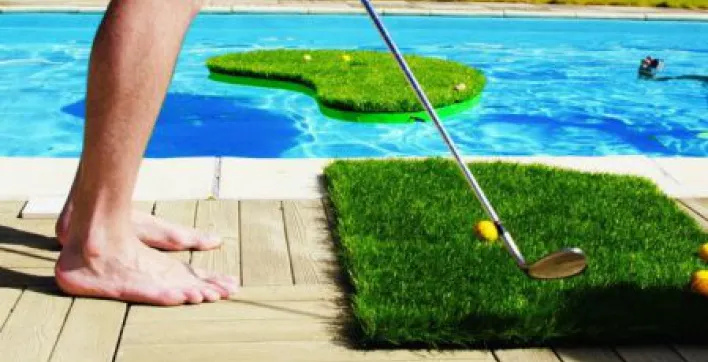 Swimming Golf, un jeu original au bord de la piscine