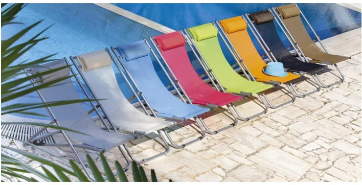 Aménager le bord de votre piscine : blanc ou coloré