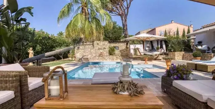 Piscines de France : Une rénovation haut de gamme pour un jardin tropical