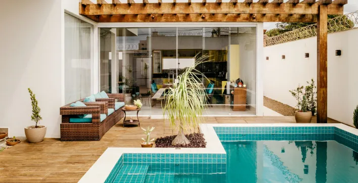 Abris de terrasse, équipements et accessoires piscines : Donner un coup de neuf à votre espace de baignade !