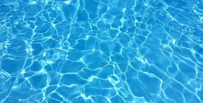 Dépolluez l’eau de votre piscine