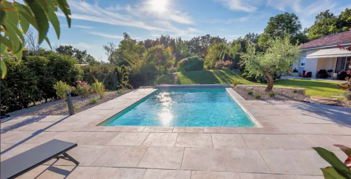 Des dallages de piscine au style contemporain pour transformer votre espace de baignade