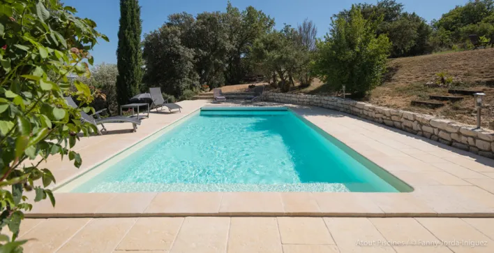 Inspiration piscine : D’un bassin original vieillissant à une forme classique mais moderne