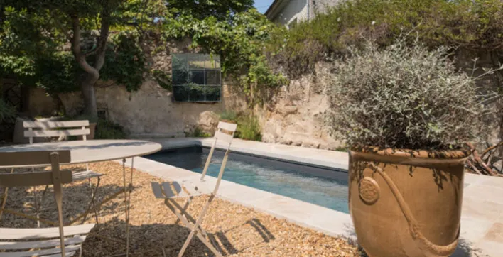 Une mini-piscine atypique et pleine de charme signée Aquilus