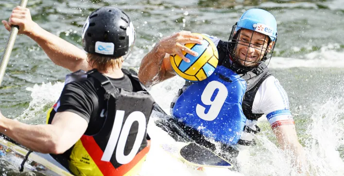 Sport en piscine : Du polo oui mais avec des kayaks !