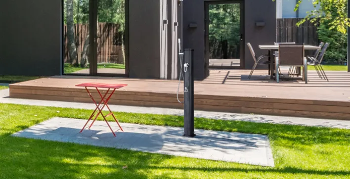 Accessoires piscine : Les douches solaires polyvalentes de Formidra