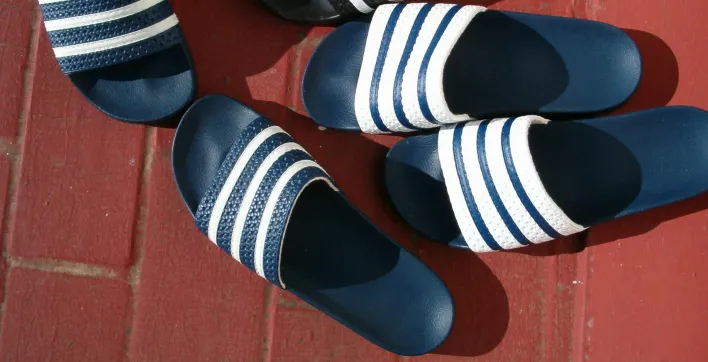 Confinement : L’augmentation en flèche des ventes de claquettes Adidas !
