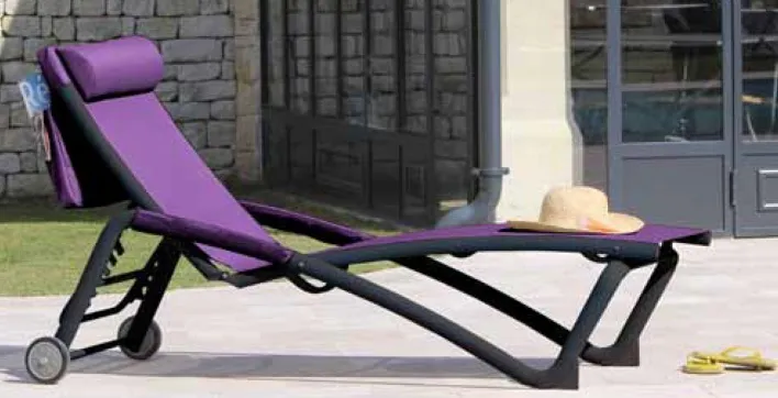 L'irrésistible sieste au bord de la piscine