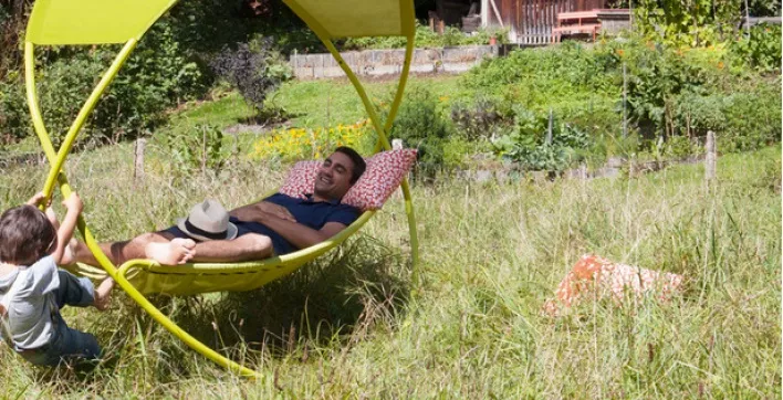 Le swinging bed Fermob, pour une sieste haute en couleur, toute en douceur…