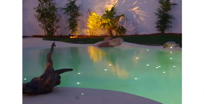 Un revêtement de sol lumineux pour décorer les abords de votre piscine