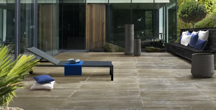 La pierre reconstituée pour une terrasse de piscine à l'aspect bois