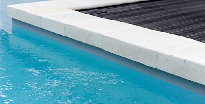 Margelles et terrasses de piscine en pierre reconstituée de France Pierra