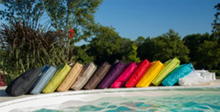 Coussins et matelas colorés pour des instants détentes autour de la piscine !