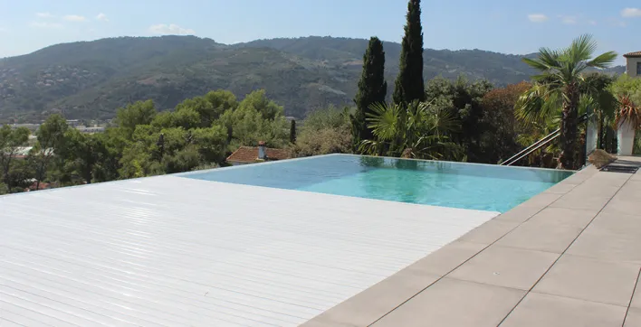 Couverture automatique immergée de piscine : quelle motorisation choisir ?