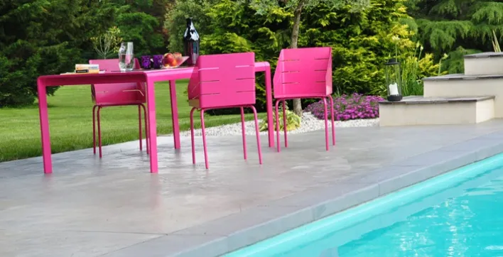 Autour de la piscine : Mobilier outdoor haut de gamme.