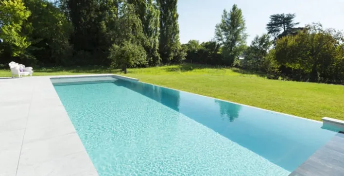 Zoom sur la piscine à débordement de Mondial Piscine