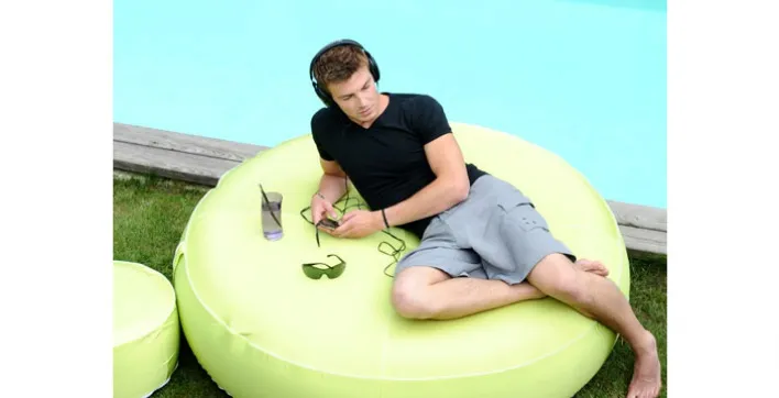 Cet été, bullez au bord de la piscine sur un coussin Air Concept
