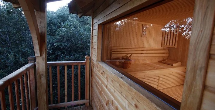 Sauna sur mesure dans les arbres sur les montagnes cévenoles