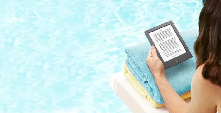 Plongez dans la lecture numérique au bord de votre piscine avec l’Aura H20 de Kobo !