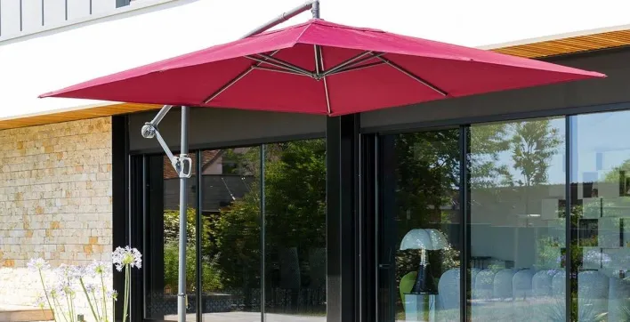 Pour vos moments conviviaux, pensez aux parasols !