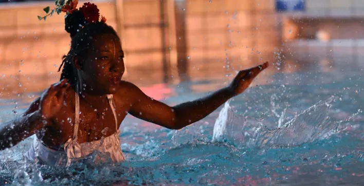 Quand l’eau de la piscine devient un instrument à percussion.